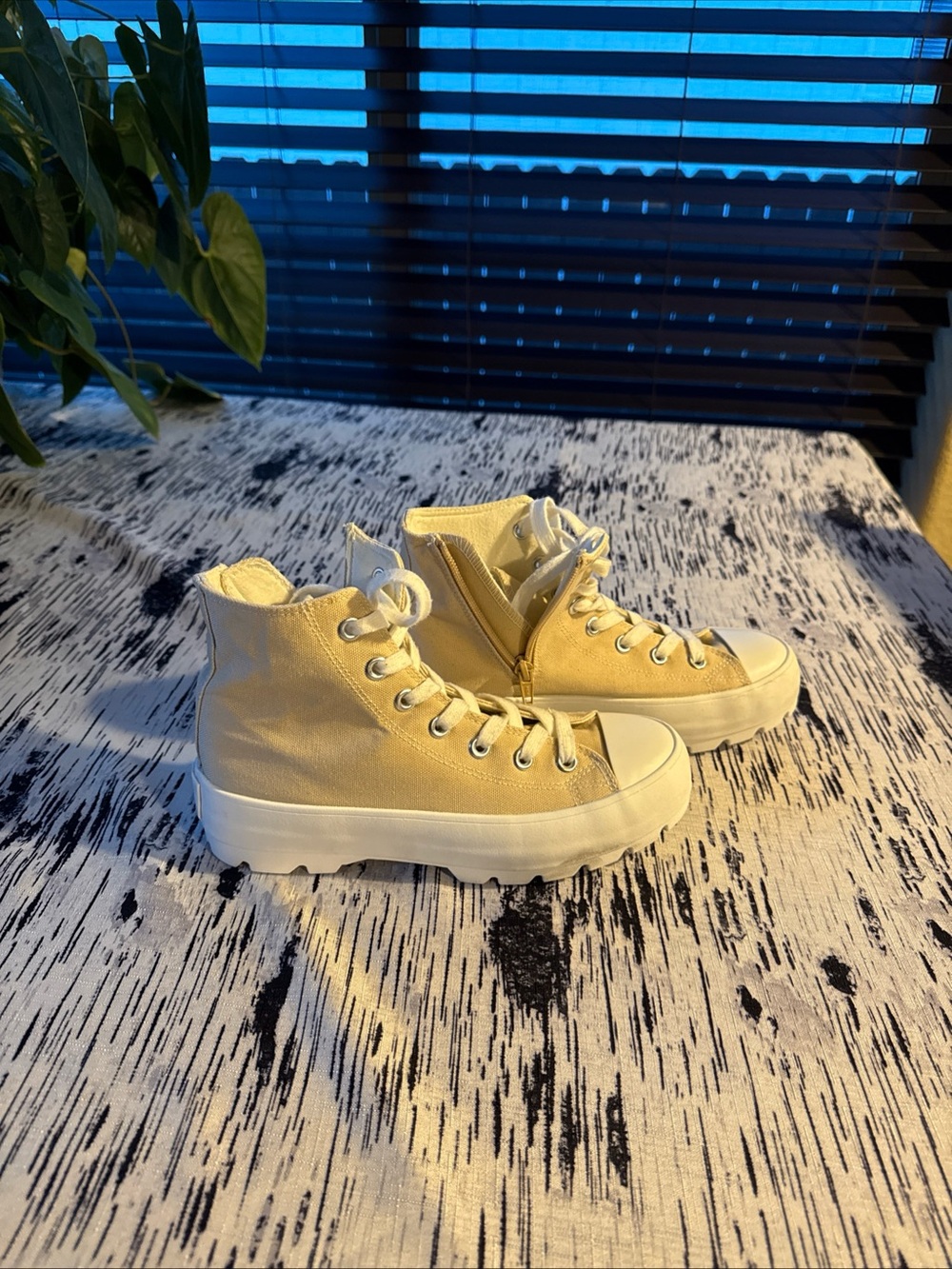 Platform tennis shoes size 7 women like new  Jules